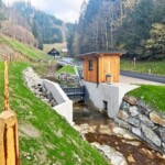 Das Kleinwasserkraftwerk Weizbach nutzt das Gewässer erstmals zur nachhaltigen Stromproduktion. Nach ca. 1,5 Jahren Umsetzungsphase ging der vorbildlich realisierte Neubau im Herbst 2022 zum ersten Mal ans Netz. Wasserkraftwerk Weizbach Wasserfassung