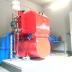 Der Synchron-Generator rotiert wie die Turbine mit 1.500 U/min und wurde wegen der geringeren Schallemissionen mit einer Wasserkühlung ausgestattet. Wasserkraftwerk Weizbach