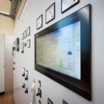 Die neue Kraftwerks-Leittechnik basiert bei allen Anlagen auf der SICAM A800 Steuerung in Kombination mit der ZENON Visualisierung. Im Bild der Touchscreen an der Schaltschrankfront des Kraftwerks Hüttenmühle. Kraftwerk-Hüttenmühle