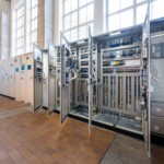 Beim Speicherkraftwerk Plansee wurden als Teil des Sanierungsprojekts zwei Francis-Turbinen mit 10 MW Engpassleistung neu automatisiert. Nach dem Umbau sind die beiden Maschinen nun schwarzstartfähig. Im Bild die moderne Regelungstechnik von Siemens Energy. Kraftwerk-Plansee