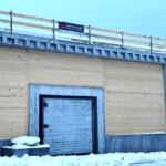 Frontansicht der neuen Kraftwerkszentrale, in der seit Mitte Dezember 2022 nach nur zehn Monaten Bauzeit wieder Ökostrom erzeugt wird. Kraftwerk Zilfuri Krafthaus