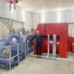 Der Geschäftsführer der Licht- und Wasserwerk AG Kandersteg Reto König vor dem Herzstück des rundum erneuerten Wasserkraftwerks Zilfuri. Im Zuge der umfassenden Modernisierung des Traditionskraftwerks im Berner Oberland wurden sowohl die Leistung als auch die Erzeugungskapazität um ca. 20 Prozent gesteigert. Kraftwerk Zilfuri