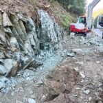 Felsabbrucharbeiten neben der Landesstraße zur Verlegung der insgesamt 3.145 m langen Druckrohrleitung. Wasserkraftwerk Weizbach Felsabbruch