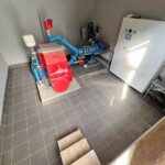 Die Maschinenbau Unterlercher GmbH lieferte für den Neubau eine 2-düsige Pelton-Turbine mit direkt gekoppeltem Synchron-Generator. Mit dem Maschinensatz ist eine ganzjährig effektive Stromproduktion auch bei verringertem Wasserdargebot gewährleistet. Wasserkraftwerk Weizbach Krafthaus Innen