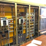 Im Inneren der Schaltschrankfront wurde bestehende Technik wie der Leistungsschalter mit neuen elektrotechnischen Komponenten kombiniert. Kraftwerk Berchtesgaden Schaltschrank 122 x 91mm