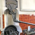 Bewährte Technik aus vergangenen Zeiten: Die Öffnung der Francis-Turbine zeigt nach wie vor ein mechanischer Zeiger an. Kraftwerk Berchtesgaden Zeiger Turbinenöffnung 90 x120 mm