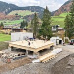 Zusammenbau der hölzernen Dachkonstruktion für das Krafthaus.
Für die Außengestaltung des Gebäudes und das Farbenkonzept im Inneren sorgte die Innauer-Matt Architekten ZT GmbH aus dem Bregenzerwald. Kraftwerk Dürrenbach Krafthaus Bauarbeiten