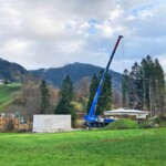 Die abhebbare Dachkonstruktion des Maschinengebäudes wurde mit einem Mobilkran aufgesetzt. Kraftwerk Dürrenbach Krafthaus Dach Montage