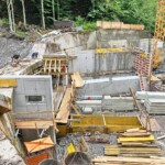 Die Profis der Vorarlberger Niederlassung der GEO-Alpinbau GmbH waren maßgeblich für die schnelle Projektumsetzung verantwortlich. Im Bild ein Eindruck von der Baustelle an der Wasserfassung. Kraftwerk Dürrenbach Wasserfassung Bauphase