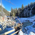 Die HTB Baugesellschaft m.b.H. aus Tirol war als Generalunternehmen für die Durchführung der gesamten Hoch- und Tiefbauarbeiten, die Verlegung der Druckrohrleitung sowie die generelle Projektkoordinierung zuständig. Im Bild die Baustelle an der Wasserfassung im November 2021. Kraftwerk Fotscherbach Bauphase Wasserfassung 122 x91 mm