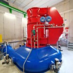 Unter Volllast erreicht die auf 1.000 l/s Ausbauwassermenge und 235 m Nettofallhöhe ausgelegte Turbine 2.094 kW Engpassleistung. Als Wärmetauscher zur Kühlung des Generators dient das speziell konstruierte Turbinengehäuse. Kraftwerk Fotscherbach Maschinensatz 1