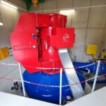 Die Sora GmbH aus Südtirol lieferte eine 5-düsige vertikalachsige Pelton-Turbine mit direkt gekoppeltem Synchron-Generator von der AEM Dessau GmbH. Kraftwerk Fotscherbach Maschinensatz 2