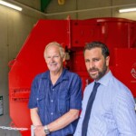 Günter Pichler (li.), ehemaliger Betriebsleiter des E-Werks Kematen, stand dem mittlerweile als Tiroler Landeshauptmannstellvertreter amtierenden Dr. Georg Dornauer während der Bauphase beratend zur Seite. Kraftwerk Fotscherbach Pichler u Dornauer