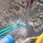 Schrämmarbeiten mit dem Bagger bei der Verlegung der 2.253 m langen Druckrohrleitung DN800 aus duktilen Gussrohren von TRM. Kraftwerk Fotscherbach Schrämmen Bagger Findling Hammer (2) - Kopie