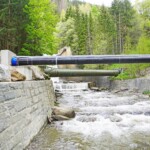 Zur Querung der Lieser wurde eine rund 15 m lange Rohrbrücke gebaut. Kraftwerk Hochfeldbach