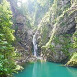 Naturschauspiel und Wasserkraftnutzung in perfekter Harmonie: Das Schaukraftwerk Hydro-Solar der AAE am Plöckenpass wird nach der Restaurierung wieder eröffnet. Kraftwerk Klauss