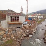 Krafthaus mit bereits montiertem
Hosenrohr für die Anbindung der beiden Turbinen an die Druckrohrleitung. Kraftwerk Pewag Bauarbeiten Krafthaus