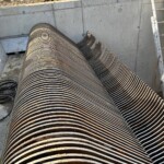 Die beiden vertikalen Rechenreinigungsmaschinen gewährleisten vollen Zahndurchgriff über die komplette Rechenstabbreite für optimale Durchflussbedingungen. Kraftwerk Pewag Rechenreinigungsmaschine