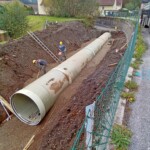 Der oberirdische Ausleitungskanal wurde durch eine rund 1.000 m lange, komplett erdverlegte Druckrohrleitung aus GFK Rohren vom Hersteller Amiblu in der Dimension DN1700 ersetzt. Kraftwerk Pewag Rohrleitung