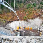 Die Firma Herbitschek sorgte für die Umsetzung der kompletten Hoch- und Tiefbauarbeiten sowie der Verlegung der Druckrohrleitung. Das Bild zeigt Betonierarbeiten an der Betonplatte der Wehranlage. Kraftwerk Ratten Bodenplatte_Wehranlage