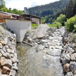 Das unauffällig gestaltete Maschinengebäude neben der Feistritz beinhaltet moderne Wasserkrafttechnik. Kraftwerk Ratten Krafthaus