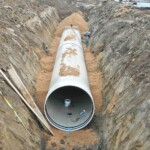 Die Druckrohrleitung hat eine Länge von knapp 430 m und besteht zur Gänze aus GFK-Rohren DN1400, die vom niederösterreichischen Vertriebsprofi ETERTEC geliefert wurden. Kraftwerk Ratten Rohrverlegung