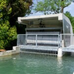 Oberwasseransicht auf den Einlaufbereich des Kraftwerks. Das komplette Stahlwasserbauequipment lieferte die oberösterreichische Danner Wasserkraft GmbH. Kraftwerk Sinnhub OW Ansicht_