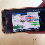Die grundsätzlich vollautomatisch laufenden Kraftwerke können aus der Ferne via PC oder Smartphone überwacht und gesteuert werden. Kraftwerk Türnitz Steuerung Smartphone