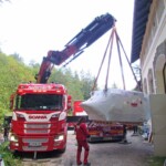 Der neue Generator, ein Synchrongenerator
mit einer Nennspannung von 3,3 kV, wird
ins Maschinenhaus eingebracht. Kraftwerk Waidisch