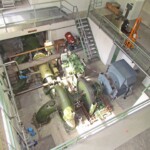 1977 erfolgte der Umbau auf eine einzelne Francis-Turbine. Das alte Maschinenkonzept weist einige Unterschiede zum heutigen auf. Kraftwerk Waidisch