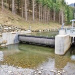 Wehranlage des Kraftwerks Pusterwaldbach 2. Das komplette Stahlwasserbauequipment für alle drei neuen Wasserfassungen lieferte die GMT Wintersteller GmbH aus Salzburg. Kraftwerk Wasserfassung Pusterwald 2