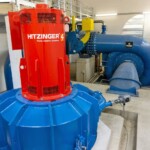 Im Vordergrund die 3-düsige Pelton-Turbine mit vertikaler Achse des Kraftwerks Moosbach, dahinter die horizontalachsige Diagonal-Turbine der Anlage Pusterwaldbach 2. KraftwerkTurbinen Moosbach und Pusterwald 2