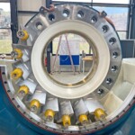 Das Gros der Maschinen für Reißeck II plus wird von eigenem Personal von VERBUND zur Gänze selbst vormontiert. Im Bild der Einbau der Leitschaufeln. Reisseck II plus