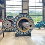 In der Kaverne wird der Motorgenerator mittig zwischen die beiden Turbinen eingebaut. Auffällig: die Edelstahlwelle mit Hohlbohrung, die für eine waagrecht montierte Maschine Vorteile in statischer Hinsicht bringt. Reisseck II plus