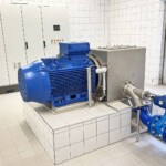 Seit 26. Jänner 2023 produziert das neue Trinkwasserkraftwerk mit seiner auf 60 kW Engpassleistung ausgelegten 1-düsigen Pelton-Turbine sauberen Strom. Die elektrische Schaltanlage besteht aus insgesamt vier Schaltfeldern. Trinkwasserkraftwerk Ullach Generator 122 x 91 mm