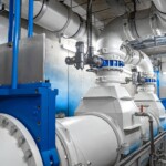 Mittels eines ausgeklügelten Systems von Rohren und Schiebern werden eine Lockströmung erzeugt und der hydraulische Druck ausgeglichen. Zusätzlich zu den installierten Lampen bringen Bullaugen an den Rohren Licht in das Schleusensystem, um die Fischmigration zu unterstützen. Fischschleuse