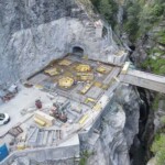 Bau der neuen Zentrale im Frühsommer letzten Jahres: Die Fundamente sind gesetzt, die Armierung der Bodenplatte wird gemacht. Kraftwerk Gabi Zentrale_Neubau