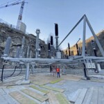 HYDRO Exploitation SA realisierte eine spezielle Tragestruktur auf nur vier Stützen für die
wesentlichen Komponenten der Hochspannungs-Schaltanlage am Dach des Zentralengebäudes. Kraftwerk Gabi