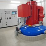 Die 4-düsige Peltonturbine aus dem Hause Sora treibt einen wassergekühlten Synchrongenerator von Marelli Motori mit 600 kVA an. Was besonders auffällt, ist die kompakte Bauform der Turbine. Sie kommt auf 454 kW Leistung. Kraftwerk Maratschbach