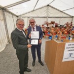 Dr. Rudi Rienzner, Direktor des Südtiroler Energieverbands, nahm an der 100-Jahr-Feier der Energiegenossenschaft Pflersch teil und übergab in dem Rahmen dem Obmann Paul Röck (links) die Ehrenurkunde. Kraftwerk Maratschbach