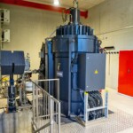 Die vom deutschen Wasserkraftexperten Kochendörfer gelieferte Kaplan-Turbine mit vertikaler Welle wird durch einen direkt gekoppelten Synchron-Generator vom Hersteller TES Vsetín komplettiert. Bei vollem Wasserdargebot schafft die konstruktionsbedingt auf einen breiten Teillastbereich ausgelegte Turbine annähernd 500 kW Engpassleistung. Kraftwerk Ochsenburg Generator 1