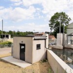 Blick vom Technikhaus an der völlig neu gestalteten Wasserfassung zum ebenfalls komplett erneuerten Maschinengebäude. Kraftwerk Ochsenburg Wasserfassung u Krafthaus 122 x 91 mm
