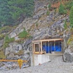 Der Ringkolbenschieber am Ende des Stollens hat zwei Funktionen: Zum einen dient er als Bypass bei einem Lastabwurf der Turbine und zum anderen kann er bei zu hohen Zuflüssen im Parallelbetrieb zur Turbine eingesetzt werden. Kraftwerk Spiegelwald