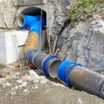 Vom Hosenrohr zweigt einerseits die unterirdisch verlegte Gussrohrleitung DN1200 und anderseits der Bypass über den Ringkolbenschieber ab. Kraftwerk Spiegelwald