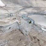 Nach Leerung des Schlegeisspeichers wurde das Seekabel in einer Künette am Grund
des Speichersees verlegt. Wochen später führte ein Murenabgang zu einem Kabelriss. Kraftwerk Spiegelwald