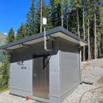 Die Einhausung des Maschinenhauses wurde mit Fertigteil-Edelstahlpaneelen erstellt. Trinkwasserkraftwerk Rauris