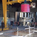 Einbau einer DIVE-Turbine als vormontierte Einheit: Die Bauwerkstoleranzen können im Zentimeterbereich sein. Im Bild der Einbau einer DIVE-Turbine als Ersatz für Camelback-Turbinen in Frankreich. DIVE