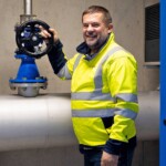 Fridolin Schuler, Abteilungsleiter Fernwärme / Gas / Wasser bei den tb.glarus, freut sich über das mustergültig realisierte Ökostromprojekt. Trinkwasserkraftwerk Auli Fridolin Schuler