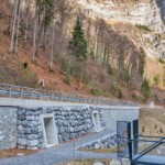 Das Vereinigungsbauwerk der beiden Brunnenstuben wurde vor Steinschlägen geschützt unter der Klöntalerstraße angelegt. Trinkwasserkraftwerk Auli Quellsammelstube