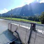 Das Partnerkraftwerk Augand kann im Regeljahr den Strombedarf von rund 7.700 durchschnittlichen Haushalten abdecken. Kraftwerk Augand Wasserfassung 122 x 81 mm